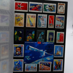 Lot de timbres France et Monde à trier en un boite.