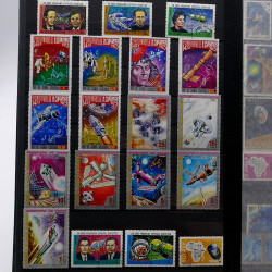 Lot de timbres France et Monde à trier en un boite.