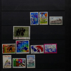 Lot de timbres France et Monde à trier en un boite.