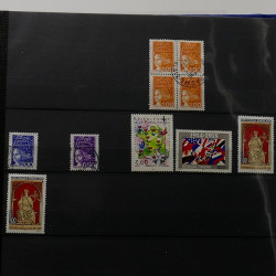 Lot de timbres France et Monde à trier en un boite.