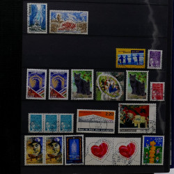 Lot de timbres France et Monde à trier en un boite.