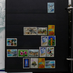 Lot de timbres France et Monde à trier en un boite.
