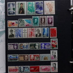 Lot de timbres France et Monde à trier en un boite.