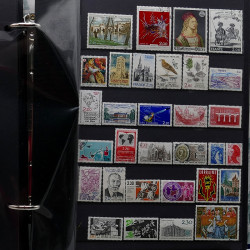 Lot de timbres France et Monde à trier en un boite.
