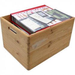 Lot de timbres France et Monde à trier dans une caisse en bois.