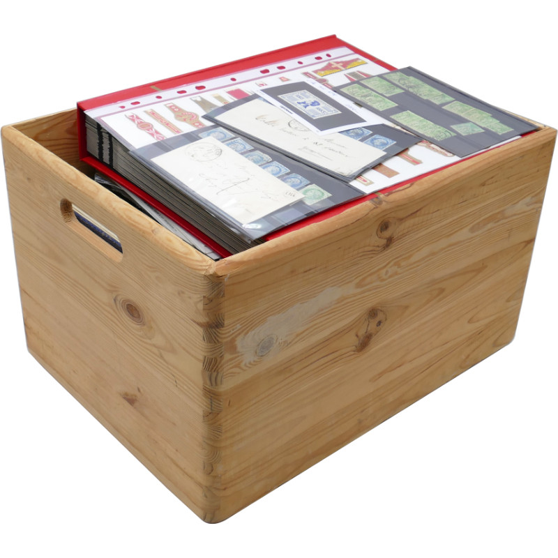 Lot de timbres France et Monde à trier dans une caisse en bois.