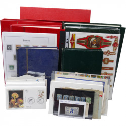 Lot de timbres France et Monde à trier dans une caisse en bois.