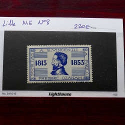 Lot de timbres France et Monde à trier dans une caisse en bois.