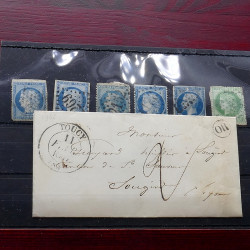 Lot de timbres France et Monde à trier dans une caisse en bois.