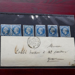 Lot de timbres France et Monde à trier dans une caisse en bois.