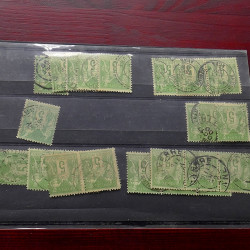 Lot de timbres France et Monde à trier dans une caisse en bois.