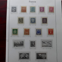 Lot de timbres France et Monde à trier dans une caisse en bois.