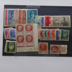 Lot de timbres France et Monde à trier dans une caisse en bois.