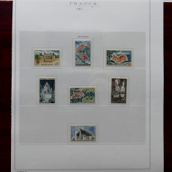 Lot de timbres France et Monde à trier dans une caisse en bois.