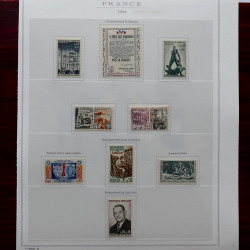 Lot de timbres France et Monde à trier dans une caisse en bois.