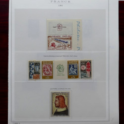 Lot de timbres France et Monde à trier dans une caisse en bois.