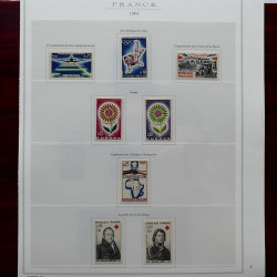 Lot de timbres France et Monde à trier dans une caisse en bois.