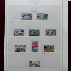 Lot de timbres France et Monde à trier dans une caisse en bois.