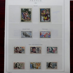 Lot de timbres France et Monde à trier dans une caisse en bois.