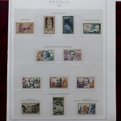 Lot de timbres France et Monde à trier dans une caisse en bois.