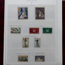 Lot de timbres France et Monde à trier dans une caisse en bois.