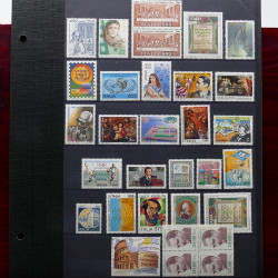 Lot de timbres France et Monde à trier dans une caisse en bois.