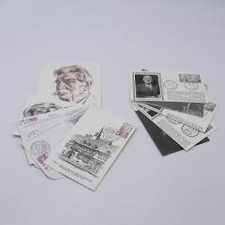 Lot de timbres France et Monde à trier dans une caisse en bois.