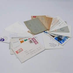 Lot de timbres France et Monde à trier dans une caisse en bois.