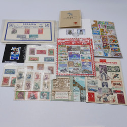Lot de timbres France et Monde à trier dans une caisse en bois.