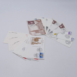 Lot de timbres France et Monde à trier dans une caisse en bois.