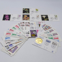 Lot de timbres France et Monde à trier dans une caisse en bois.