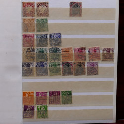 Lot de timbres France et Monde à trier dans une caisse en bois.