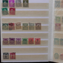 Lot de timbres France et Monde à trier dans une caisse en bois.