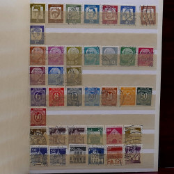 Lot de timbres France et Monde à trier dans une caisse en bois.