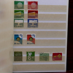 Lot de timbres France et Monde à trier dans une caisse en bois.