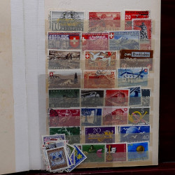 Lot de timbres France et Monde à trier dans une caisse en bois.
