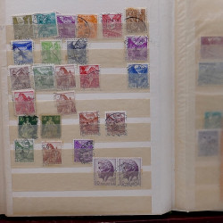 Lot de timbres France et Monde à trier dans une caisse en bois.