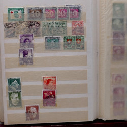 Lot de timbres France et Monde à trier dans une caisse en bois.