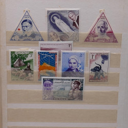 Lot de timbres France et Monde à trier dans une caisse en bois.