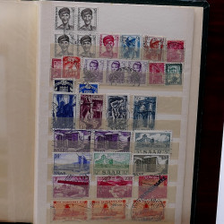 Lot de timbres France et Monde à trier dans une caisse en bois.