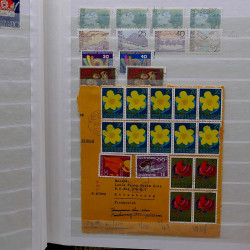Lot de timbres France et Monde à trier dans une caisse en bois.