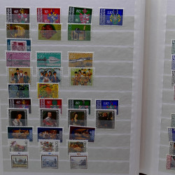 Lot de timbres France et Monde à trier dans une caisse en bois.