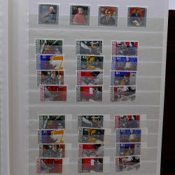 Lot de timbres France et Monde à trier dans une caisse en bois.