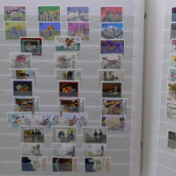 Lot de timbres France et Monde à trier dans une caisse en bois.