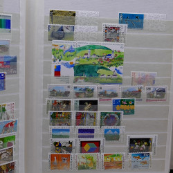 Lot de timbres France et Monde à trier dans une caisse en bois.