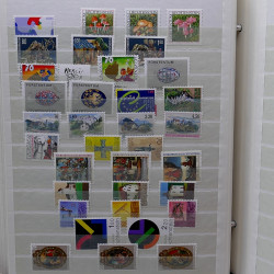 Lot de timbres France et Monde à trier dans une caisse en bois.