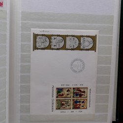 Lot de timbres France et Monde à trier dans une caisse en bois.