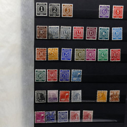 Lot de timbres France et Monde à trier dans une caisse en bois.