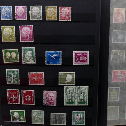 Lot de timbres France et Monde à trier dans une caisse en bois.