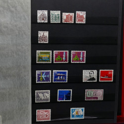 Lot de timbres France et Monde à trier dans une caisse en bois.
